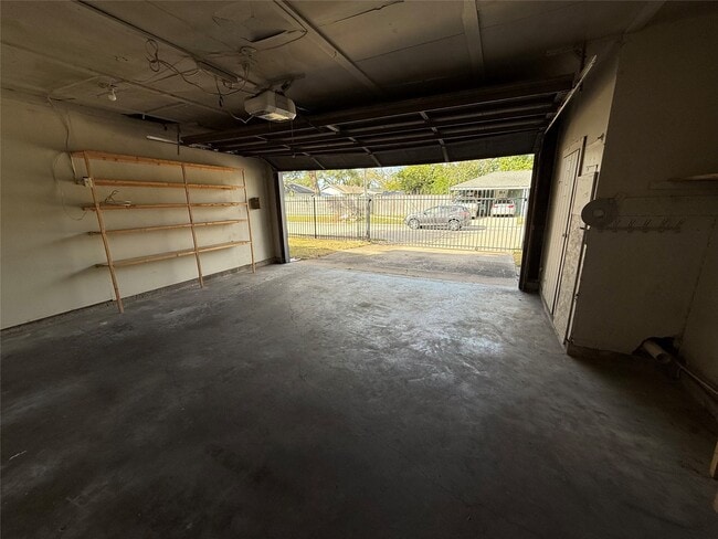 Building Photo - 1857 Huge Oaks St