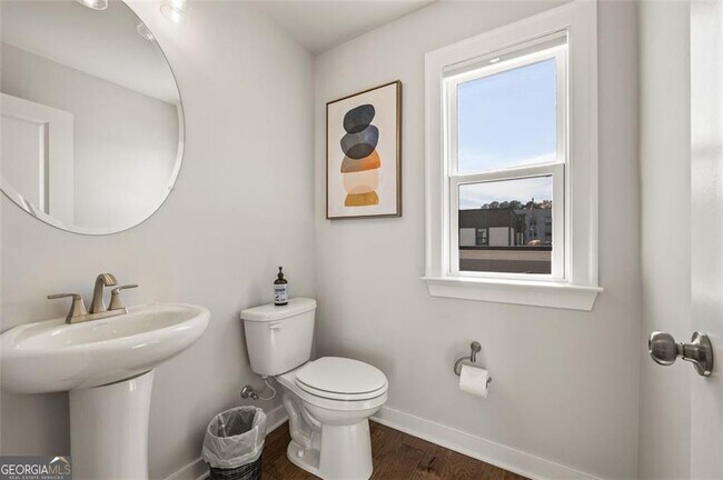 Building Photo - 2145 Burnside Dr NW