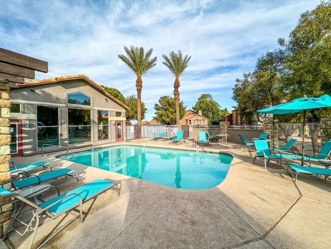 Building Photo - Remodeled Ground Floor 2 Bed Condo Ready for Move In