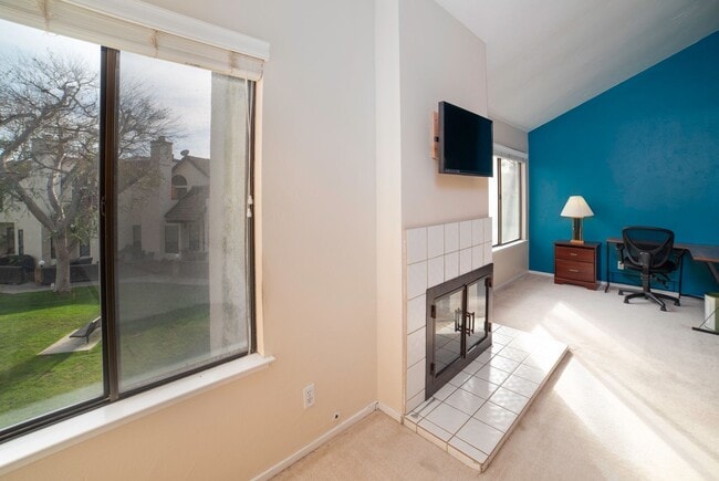 Building Photo - 3/2.5 Executive Condo in Downtown Fresno (...