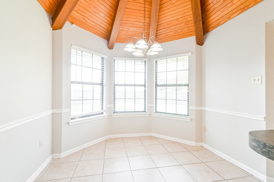 Building Photo - 6690 Autumn Wood Cove