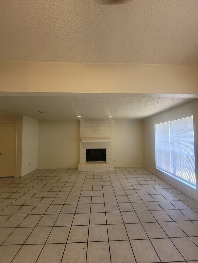 Building Photo - Arlington 3/2.5/2 duplex Ready for move in