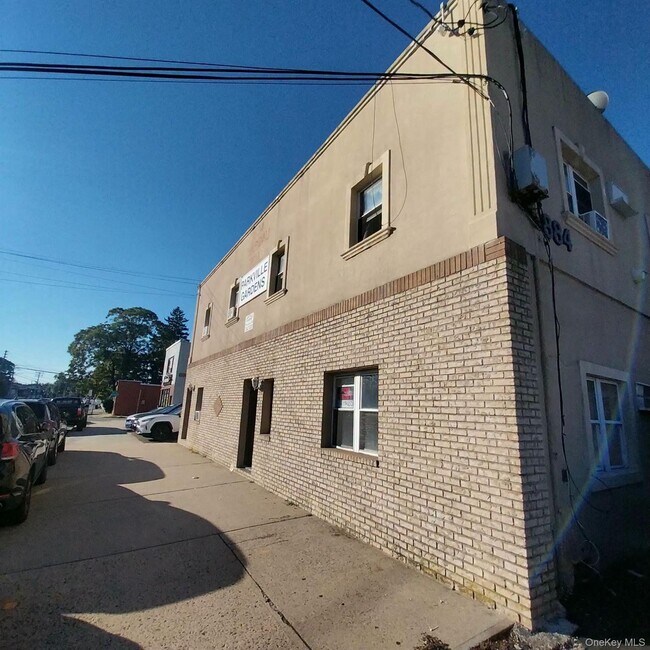 Building Photo - 884 Nassau Rd