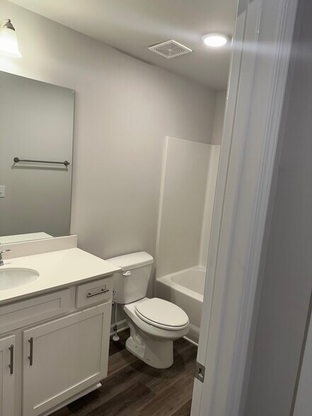 Building Photo - 8666 Lakeview Cmn