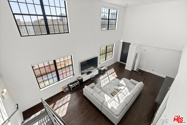 Building Photo - 746 S Los Angeles St