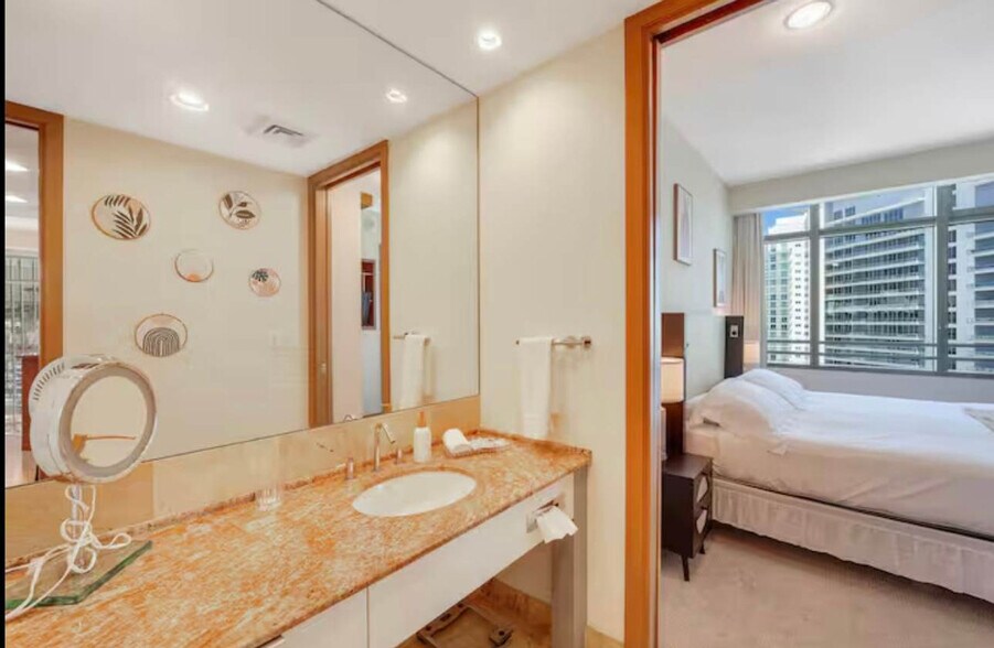 Building Photo - 1395 Brickell Ave