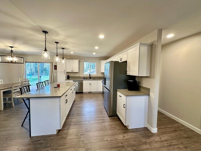 Building Photo - 748 Cahill Ln