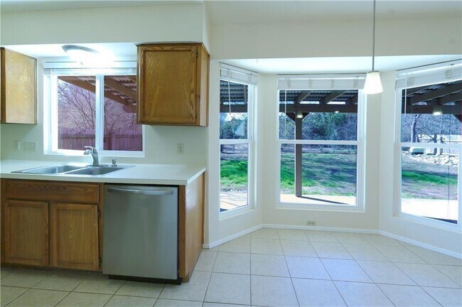 Building Photo - 507 Riverwood Dr