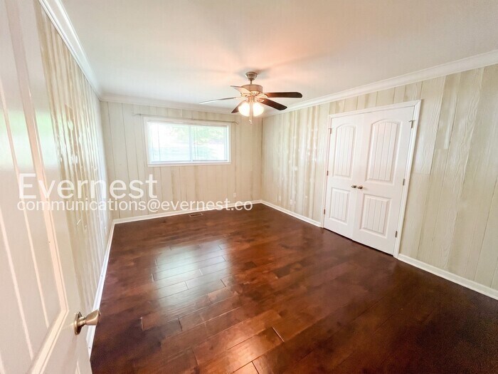 Building Photo - 5526 Crestview Dr