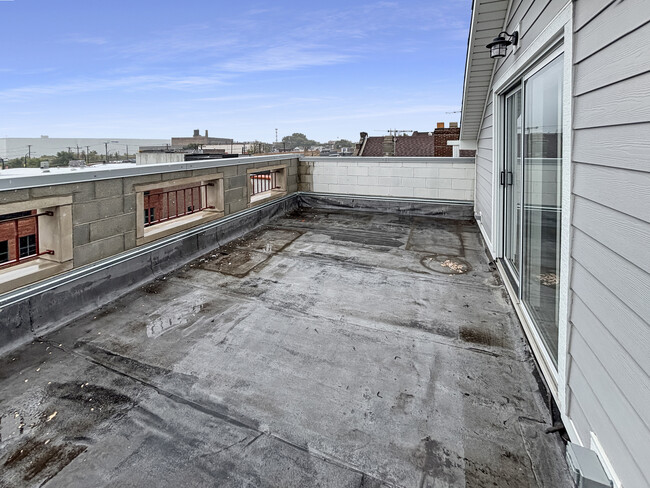 Building Photo - 1634 W Cermak Rd