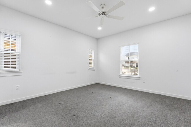 Building Photo - 10928 Norwich Ave