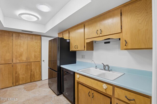 Building Photo - 1014 E Balboa Cir