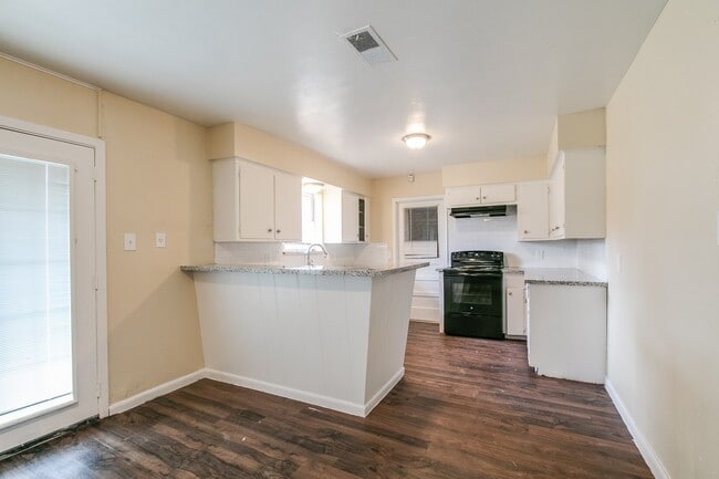Building Photo - 5755 Oakham St