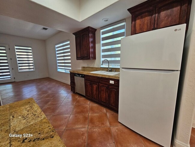 Building Photo - LARGE 3BED/2 BATH IN A COUNTRY CLUB SETTTING
