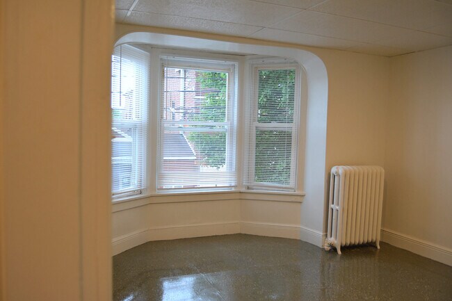 Building Photo - 445 W King St