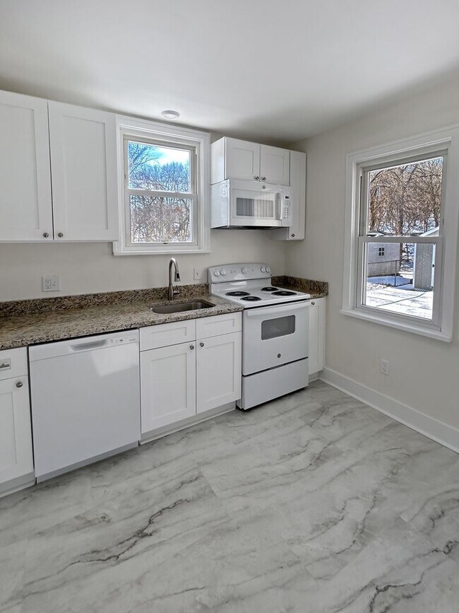 Building Photo - Welcome to this charming 2-bedroom, 1-bathroom home located in the heart of Crescent Township, PA