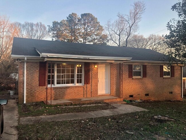 Building Photo - 207 Skyline Rd