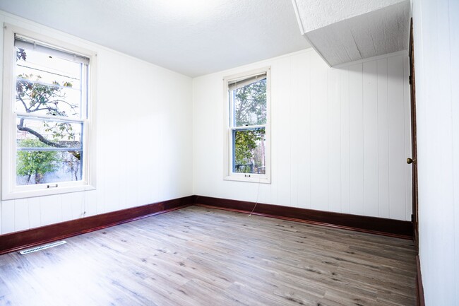 Building Photo - HALF OFF FIRST MONTH - Large 3BR PLUS Bonu...