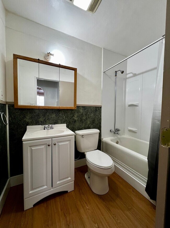 Building Photo - D1011