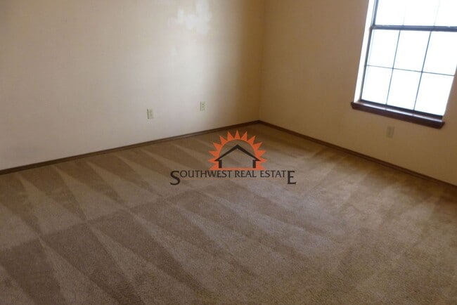 Building Photo - Lovely 3 bedroom 2 bathroom brick home wit...