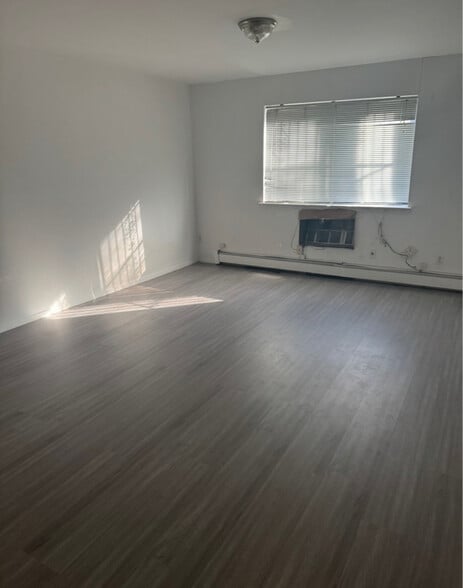 Building Photo - 132-36 Maple Ave