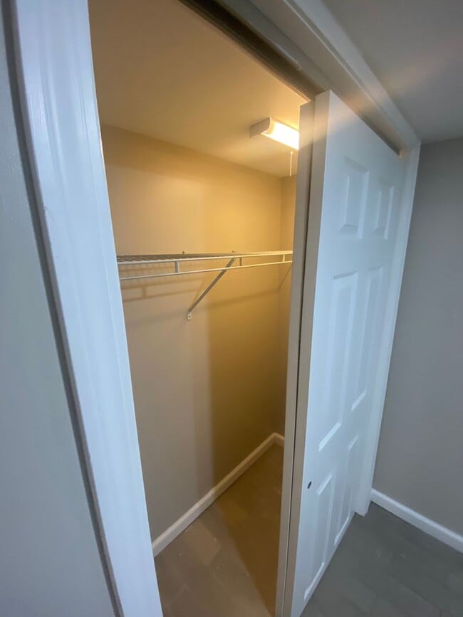 Building Photo - 4 Bedroom- Grandview