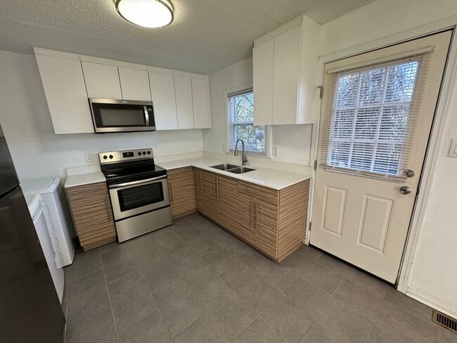Building Photo - 3818 Lupton Cir