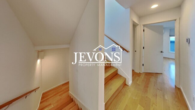 Building Photo - 5BR/4.5BA House in Seattle -- Available Now!