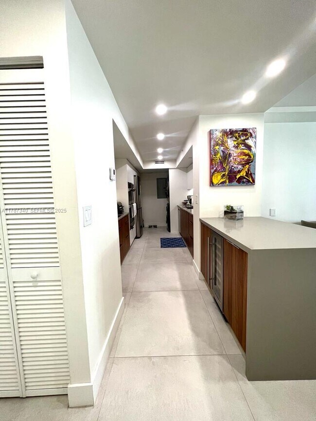 Building Photo - 6917 Collins Ave