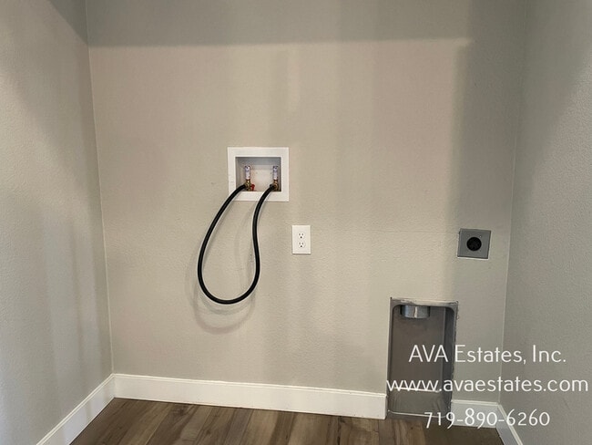 Building Photo - 2403 Sunrise Ln