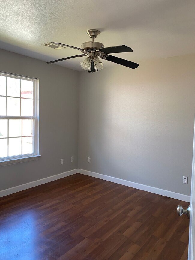 Building Photo - 305 Cedar Creek Dr
