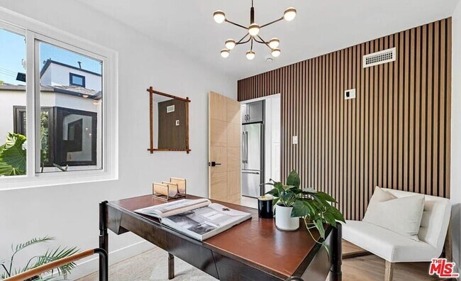 Building Photo - 418 N Bowling Green Way