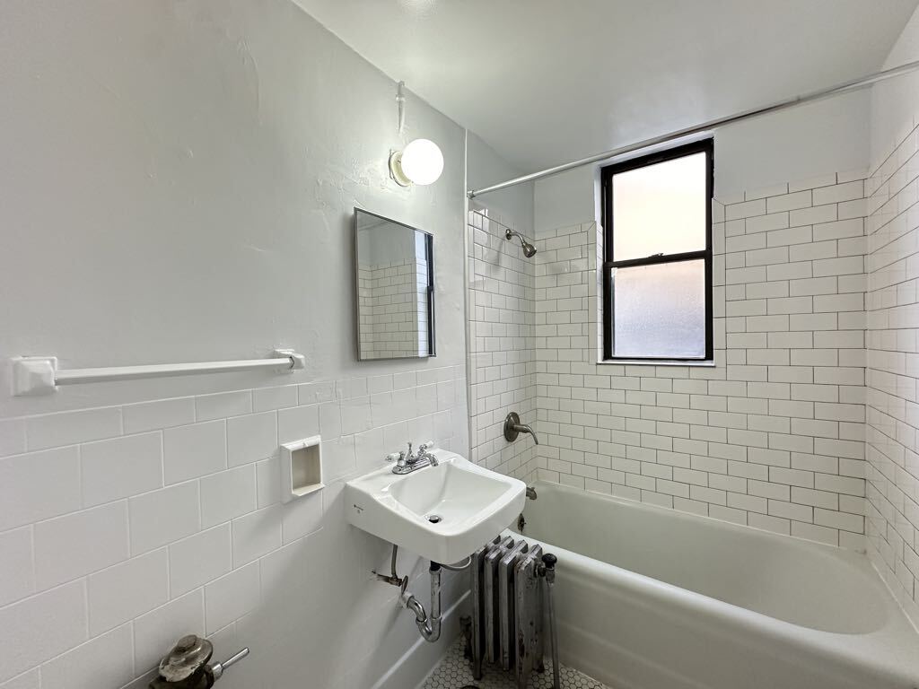 Building Photo - 3335 W Diversey Ave