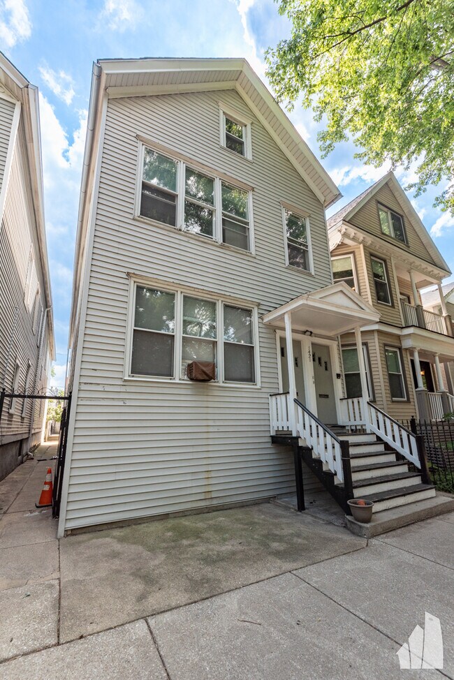 Building Photo - 1421 W Fletcher St