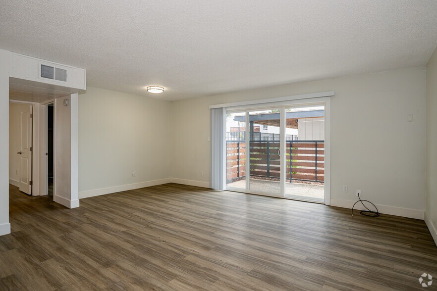 2BR, 1BA - 913SF - The Continental (03/26)