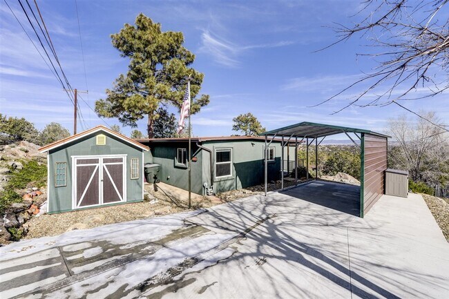 Building Photo - Newly Remodeled 2 Bed, 1 Bath + a Den  Home at The Base of Thumb Butte!
