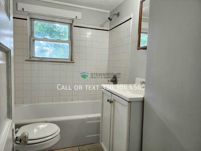 Building Photo - 461 Elson St