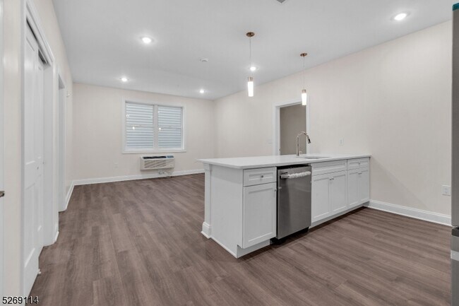 Building Photo - 751 Vose Ave