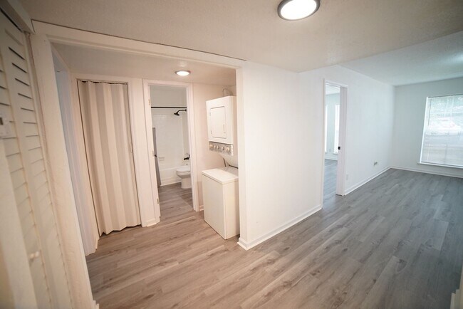 Building Photo - BEAUTIFULLY UPDATED 2 Bed / 1 Bath Condo o...