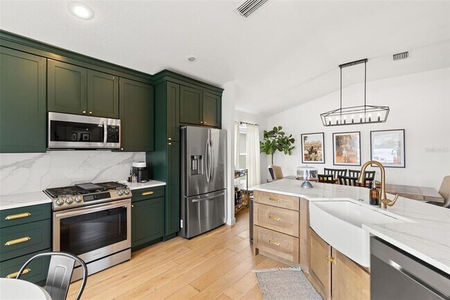 Building Photo - 870 Bayou View Dr