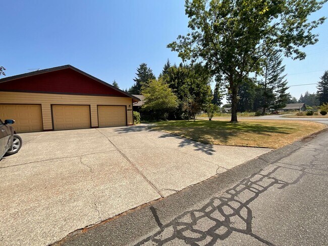 Building Photo - 11246 Airpark Ln SE