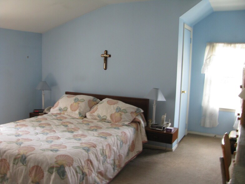 Building Photo - 2363 Mount Carmel Ave