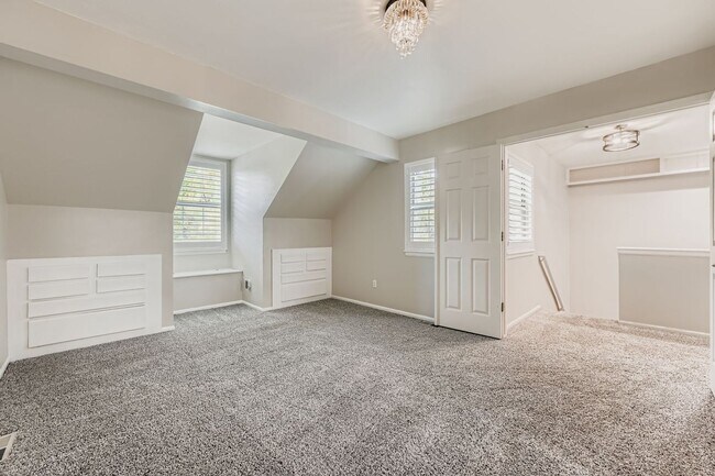 Building Photo - Stylish Townhome with Loft, Fireplace & Ga...