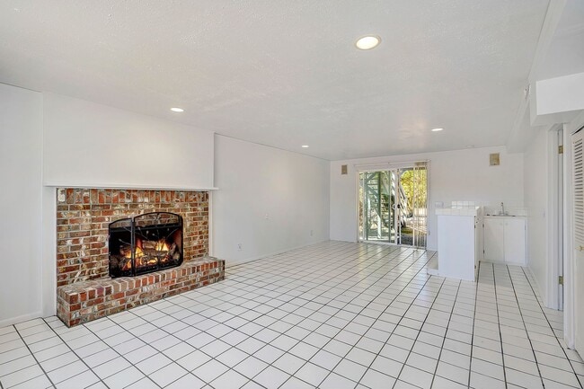 Building Photo - Lynnwood Split Level