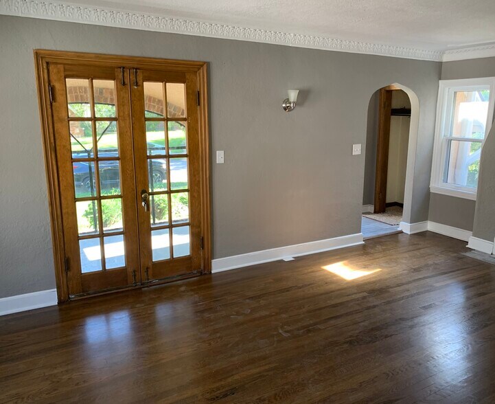 Building Photo - 706 E 71st Ter