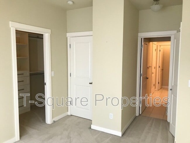 Building Photo - 13824 N Creek Dr