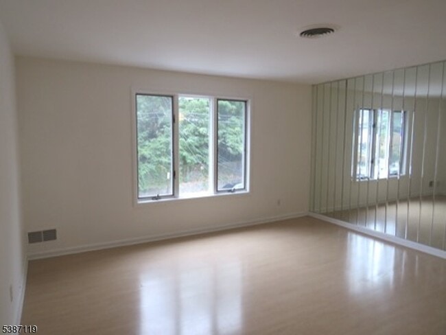 Building Photo - 84 Corabelle Ave
