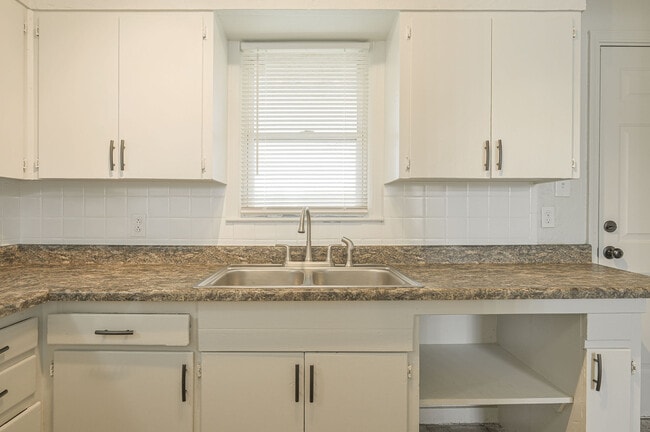 Building Photo - 1349 Kinkaid Dr