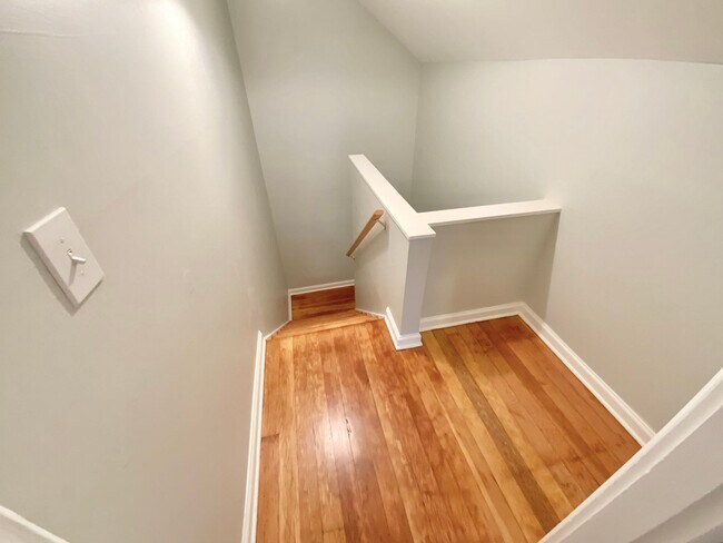 Building Photo - Beautiful Townhouse with Fenced Yard, Gara...