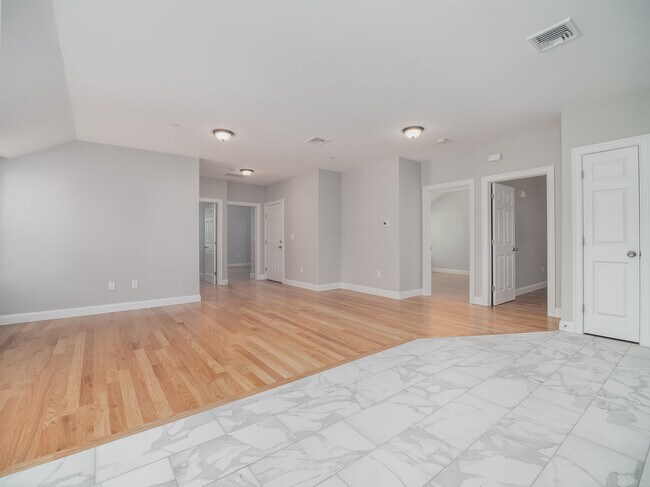 Building Photo - 7 Lowell St